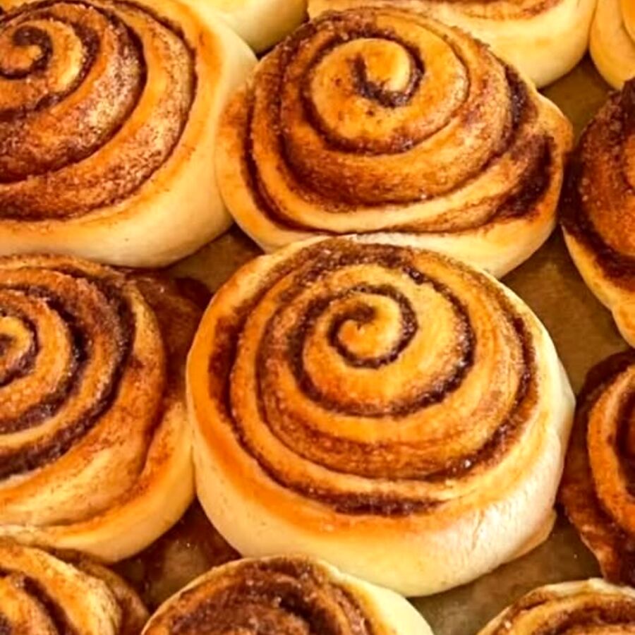 Tavă de cinnamon rolls proaspăt scoase din cuptor
