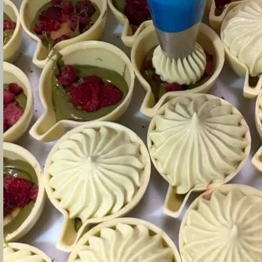 Deserturi în păhărel, turnate cu poșul în atelierul Mikka