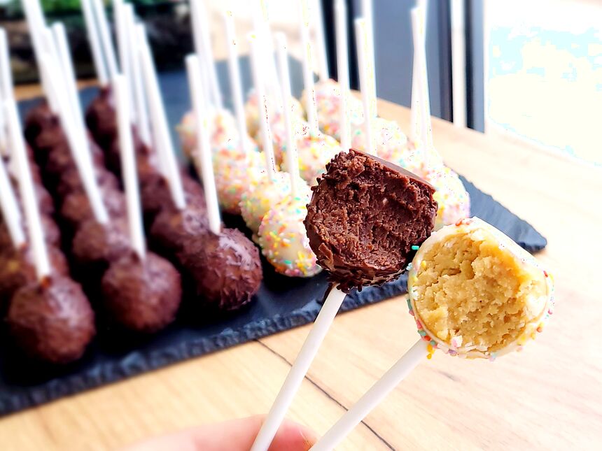Cake pops cu vanilie sau ciocolată — Cofetăria Mikka, Iași