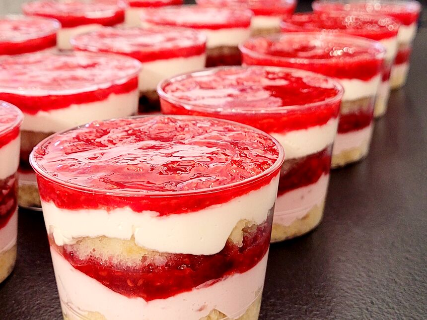 Desert cu zmeură și vanilie — Cofetăria Mikka, Iași