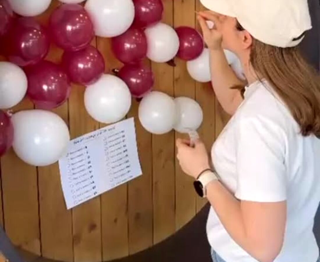 Perete decorat cu baloane vișinii și albe la Cofetăria Mikka