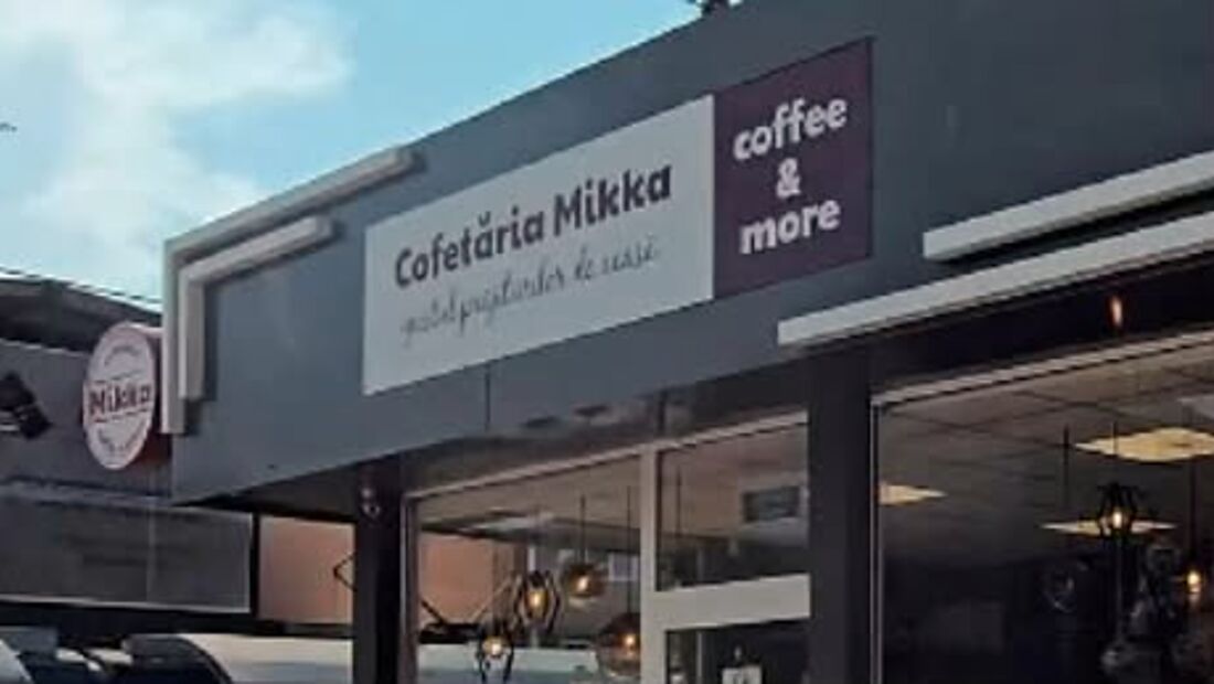 Fațada Cofetăriei Mikka de pe Str. Nicolina, cu firma „coffee & more”