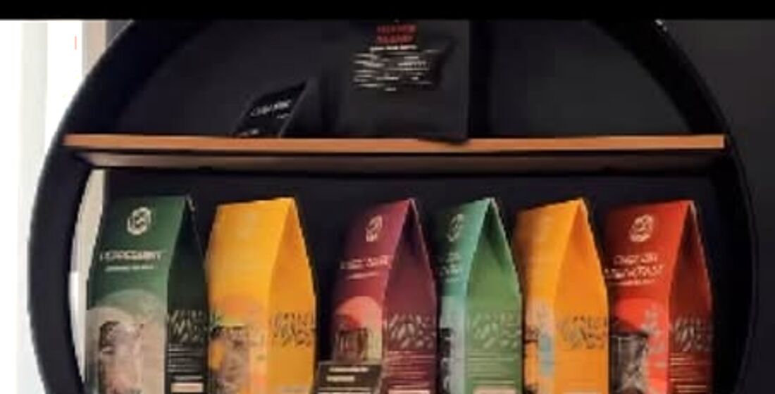 Raftul rotund cu pachete de cafea din cofetărie
