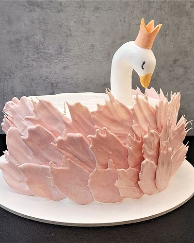 Tort lebădă, din pene de cremă roz, cu coroniță