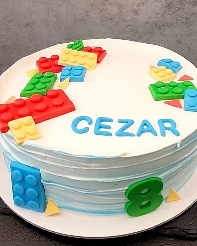 Tort cu piese de construit, pentru Cezar, la 3 ani