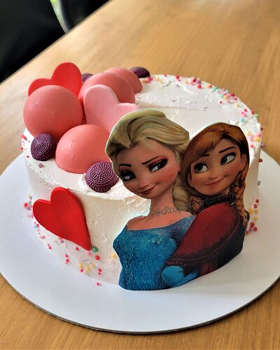 Tort cu Elsa și Anna, baloane de ciocolată și inimi roșii