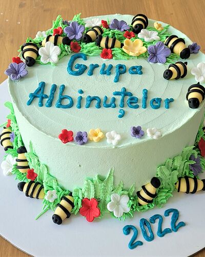 Tort pentru grupa de grădiniță „Albinuțele”, cu albinuțe și flori