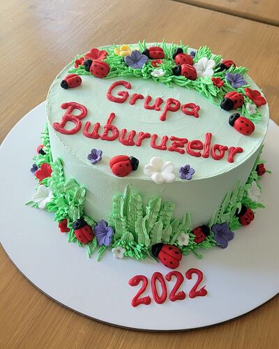 Tort pentru grupa „Buburuzele”, cu buburuze și frunze de cremă