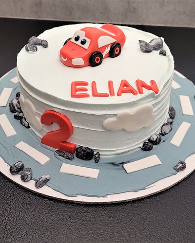 Tort cu mașinuță roșie pe șosea, pentru Elian, la 2 ani