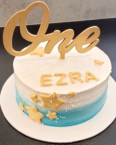 Tort auriu „One”, pentru prima aniversare a lui Ezra