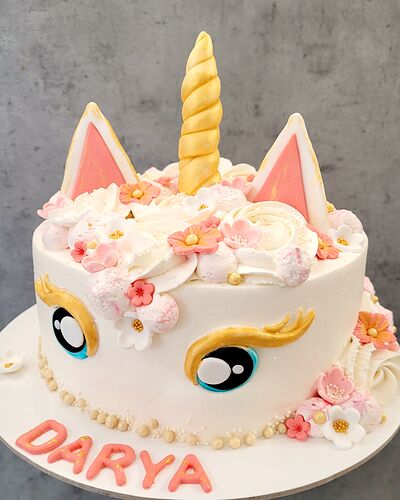Tort unicorn cu corn auriu și flori de cremă, pentru Darya
