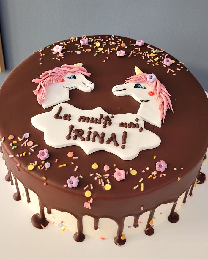 Tort de ciocolată cu glazură curgătoare și unicorni, făcut la Cofetăria Mikka