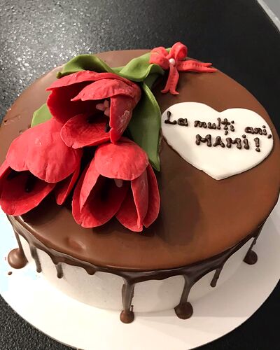Tort de 8 martie, cu lalele roșii din ciocolată