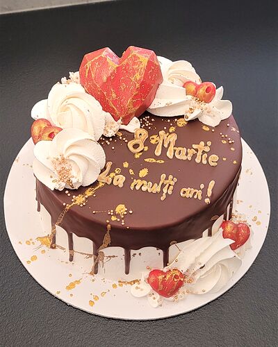Tort de 8 martie, cu inimi roșii și bezele